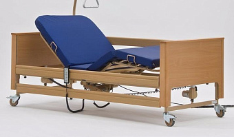 Функциональная кровать с электроприводом и регулировкой высоты, с матрасом