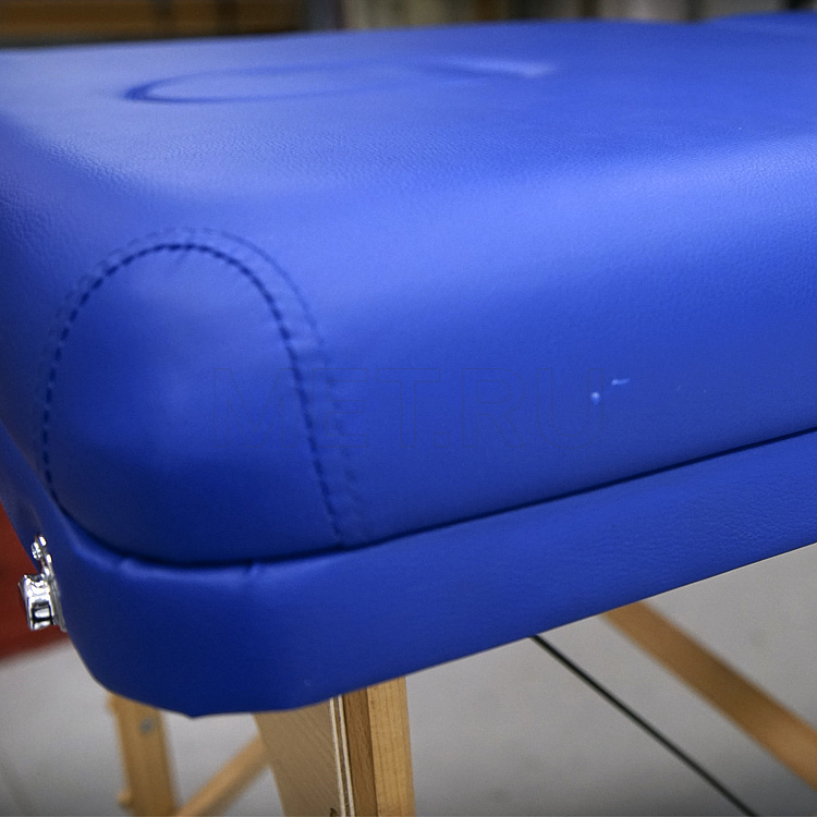 УЦЕНКА MET Coinfy PROFESSIONAL 03 Стол массажный на деревянном каркасе, с трёхсекционной панелью синего цвета MET