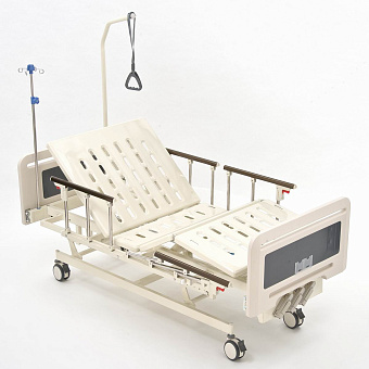 Функциональная медицинская кровать с механическими регулировками металлического ложа и металлическими боковыми ограждениями