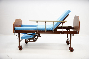 Кровать механическая с функцией кардиокресло, независимыми винтовыми регулировками, на колесах
