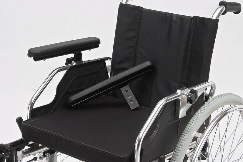 FS 250 LCPQ-46 Кресло-коляска с подъемными подножками MET