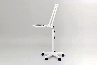 Диодная лампа-лупа с колёсной опорой-пятилучьем