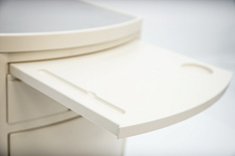 Тумбочка прикроватная из пластика, на колесах, пластиковая накладка на топе