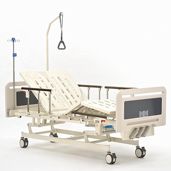 Функциональная медицинская кровать с механическими регулировками металлического ложа и металлическими боковыми ограждениями