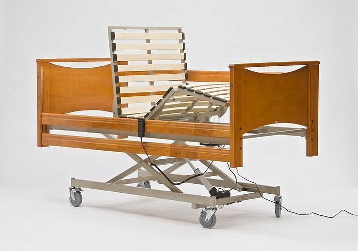 FS 3236WM Медицинская кровать с электроприводом и деревянными спинками МЕТ