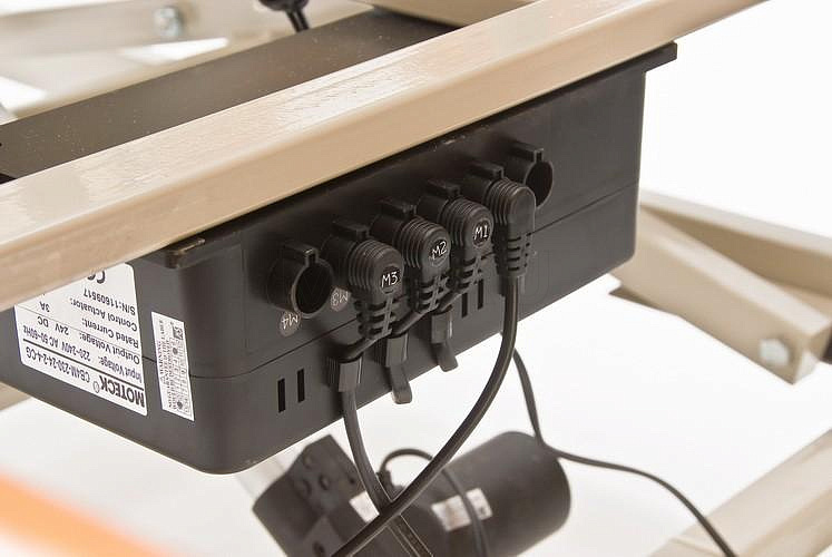 FS 3236WM Медицинская кровать с электроприводом и деревянными спинками MET