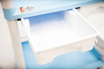 Пластиковый манипуляционный стол с двумя полками и двумя ящиками