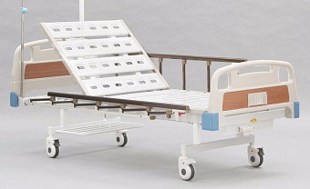 Двухсекционная кровать с винтовой регулировкой положения изголовья