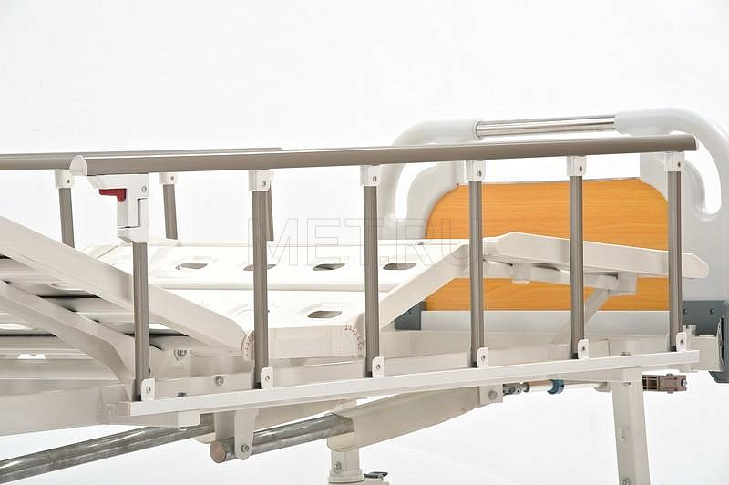 E-8 Кровать четырехсекционная с винтовыми регулировками, с бок. ограждениями и штангой MET