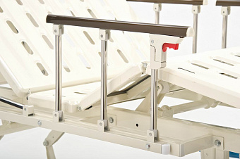 Функциональная медицинская кровать с механическими регулировками пластикового ложа и металлическими боковыми ограждениями