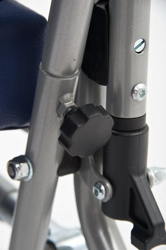 Vermeiren 9303 (Бельгия) Кресло-каталка с сан.оснащением и возможностью наезда на унитаз, 46 см МЕТ