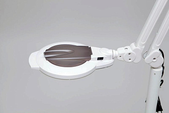 Диодная лампа-лупа с колёсной опорой-пятилучьем