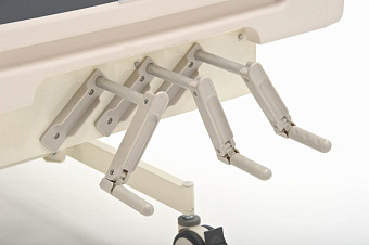 Функциональная медицинская кровать с механическими регулировками пластикового ложа и металлическими боковыми ограждениями