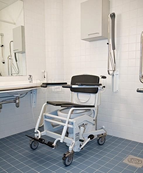 4080 LOJER (Финляндия) Кресло-туалет для душа МЕТ