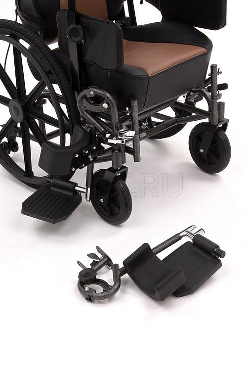 Отведённая в сторону и снятая подножки FS204 BJG NEW Кресло-коляска  с сиденьем автомобильного типа, шириной 46 см