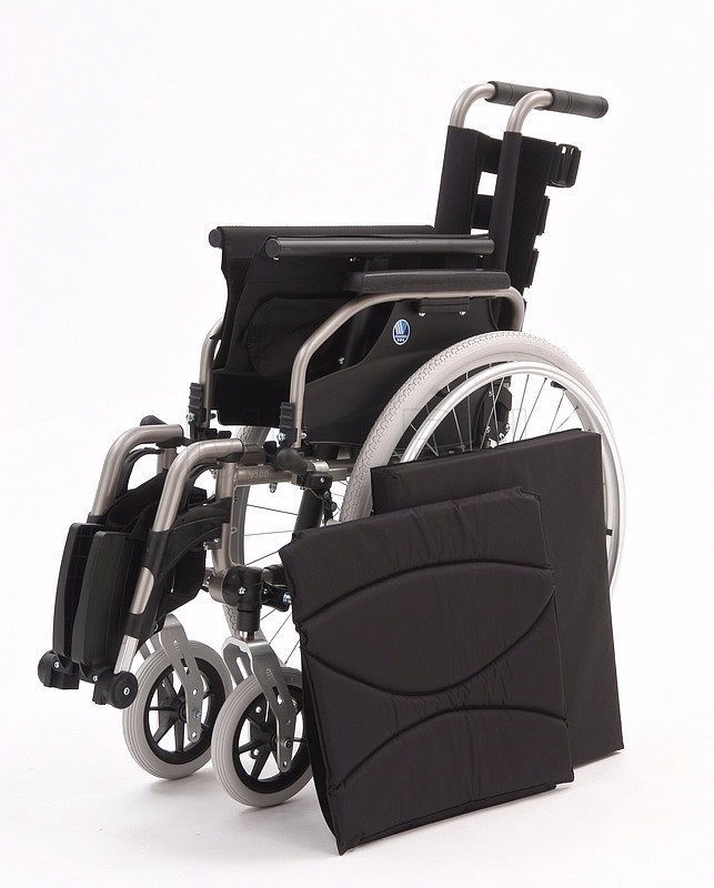 Сложенное кресло-коляска Vermeiren V300 DC-44см ПНЕВМО Кресло-коляска Vermeiren V300 DC-44см. механическая многофункциональная, на пнематических колёсах МЕТ