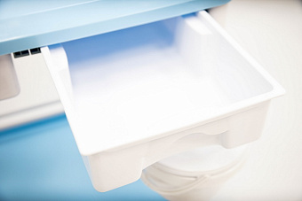 Пластиковый манипуляционный стол с двумя полками и двумя ящиками