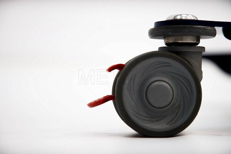 Тормоз-фиксатор на колесе подъёмника МЕТ ATLANT 150 Light (Уценка по гв2019) Подъёмник для инвалидов алюминиевый электрический от производителя