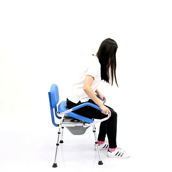 Кресло с санитарным оснащением и устройством, помогающим встать