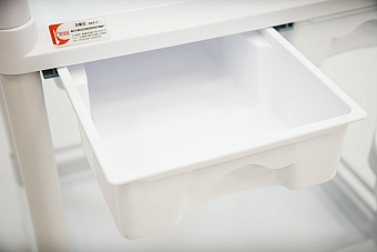 Пластиковый манипуляционный стол с двумя полками и двумя ящиками