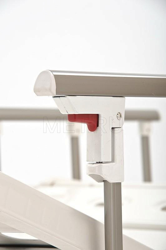 E-8 Кровать четырехсекционная с винтовыми регулировками, с бок. ограждениями и штангой МЕТ