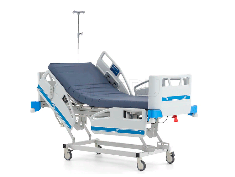 Кровать A8 с поднятым изголовьем - положение Фаулера на максимальной высоте ложа A8 Приводы LINAK Функциональная кровать реанимационного класса с электрическим подъёмным механизмом рычажного типа. MET