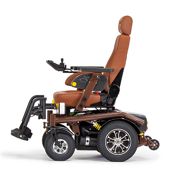 Кресло-коляска электрическая с сиденьем автомобильного типа коричневого цвета
