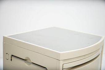 Тумбочка медицинская белая, на колесах, накладка из нержавейки на топе