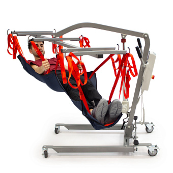 Электрический подъемник с траверсой для перемещения больных в положении лежа 