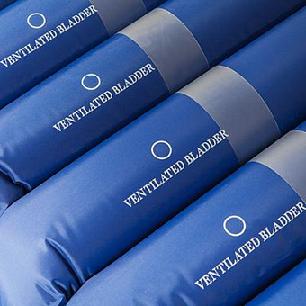 Противопролежневый матрас с трубчатой структурой и перфорацией