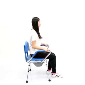 Кресло с санитарным оснащением и устройством, помогающим встать