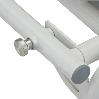 Кресло-туалет с откидывающимися поручнями