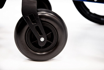 Электрическое кресло-коляска с большими приводными колёсами