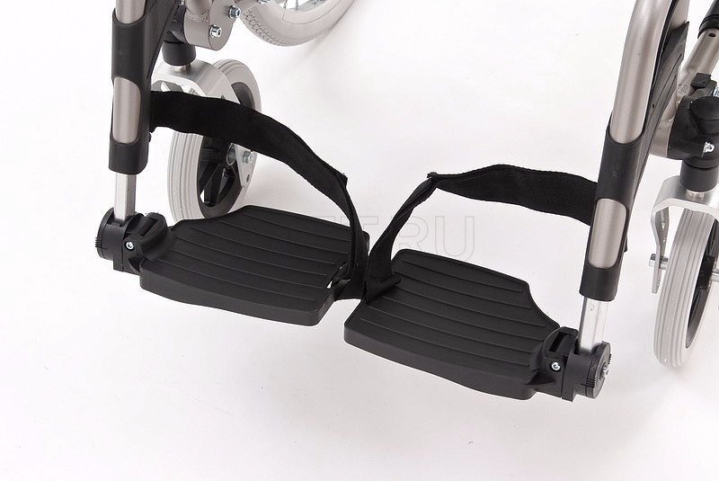 Съёмные и поворотные подножки с раздельными запяточными ремнями Vermeiren V300 DC-44см ПНЕВМО Кресло-коляска Vermeiren V300 DC-44см. механическая многофункциональная, на пнематических колёсах