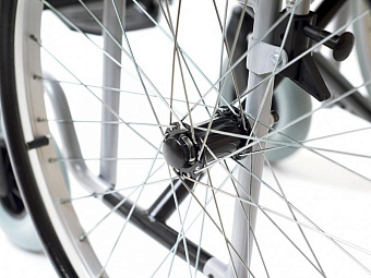 Кресло-коляска комнатное, с цельнорезиновыми колёсами и сиденьем шириной 46 см