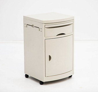 Тумбочка прикроватная из пластика, на колесах, пластиковая накладка на топе