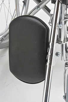 Кресло-коляска с поднимающимися подножками