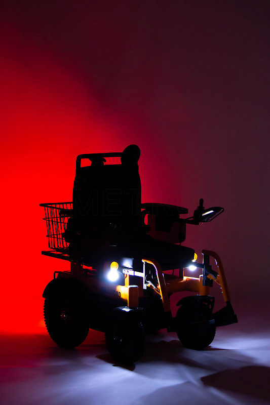 MET ALLROAD Кресло-коляска с электроприводом, в комплекте с корзиной и светодиодными фарами MET