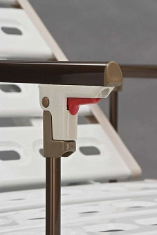 Двухсекционная кровать с винтовой регулировкой положения изголовья