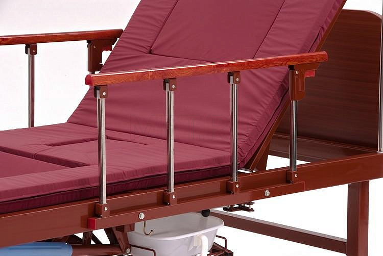 Поднятое изголовье и боковое ограждение MET KARDO Домашняя медицинская механическая кровать с туалетным устройством от производителя