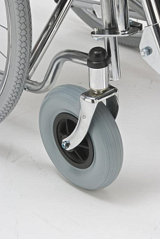 Кресло-коляска с поднимающимися подножками