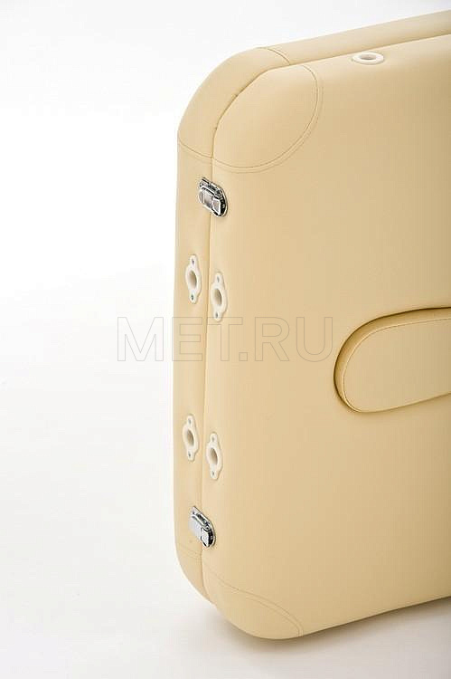 Соединённые с помощью багажных замков торцы панелей Med-Mos JF-AY 01 Массажный стол складной двухсекционный на деревянном каркасе, кремовый MET