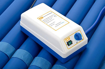 Бесшумный противопролежневый трубчатый матрас с отверстием для туалета