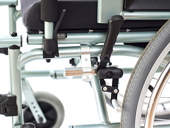 Кресло-коляска с амортизаторами на приводных колёсах, ширина сиденья 45 см