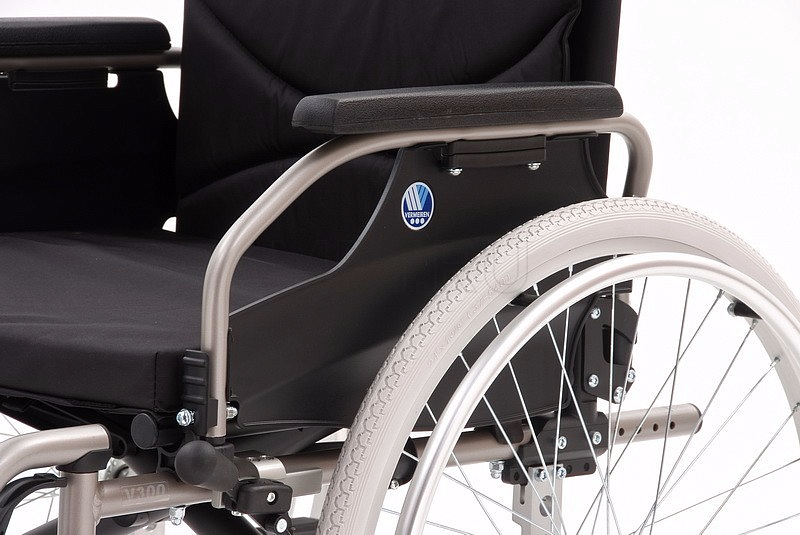 Откидной съёмный подлокотник с мягким поручнем Vermeiren V300 DC-44см ПНЕВМО Кресло-коляска Vermeiren V300 DC-44см. механическая многофункциональная, на пнематических колёсах