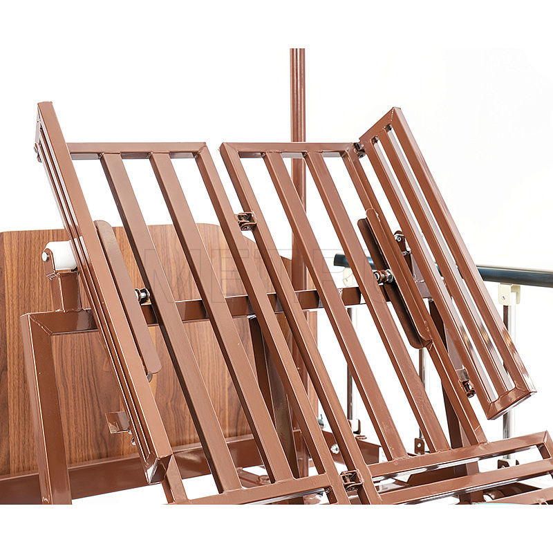 МЕТ РЕМЕКС (REMEKS) Медицинская кровать для ухода за лежачими больными с переворотом, туалетом (без матраса) — расположение ручек управления слева от производителя