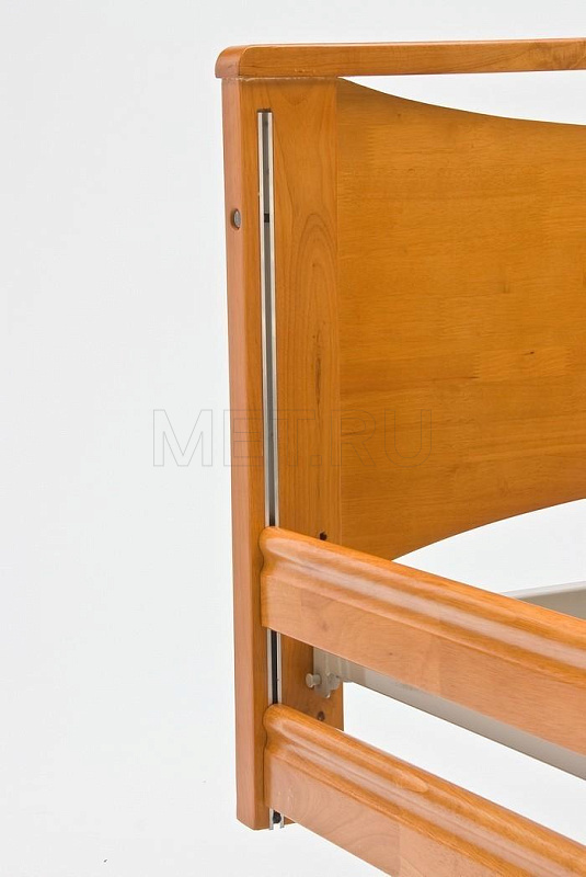 FS 3236WM Медицинская кровать с электроприводом и деревянными спинками МЕТ