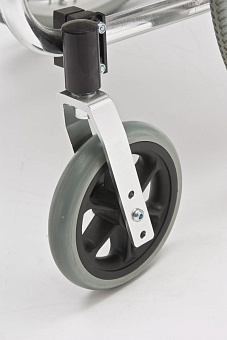 Кресло-коляска с подъемными подножками