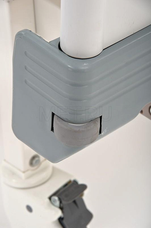 E-8 Кровать четырехсекционная с винтовыми регулировками, с бок. ограждениями и штангой