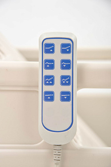 Функциональная медицинская кровать с электрическими регулировками металлического ложа и пластиковыми боковыми ограждениями